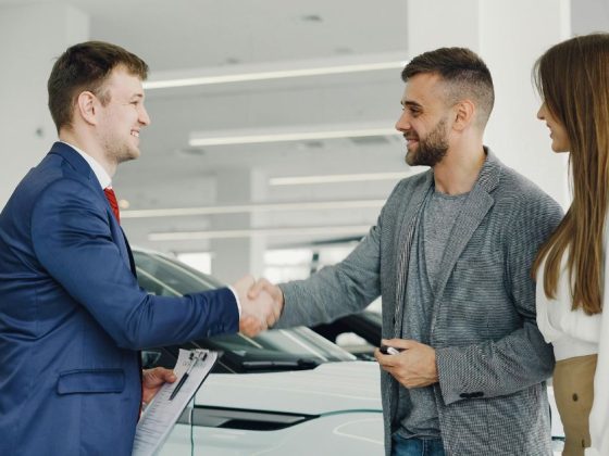 Atendente falando com clientes, aplicando os princípios da experiência do cliente.