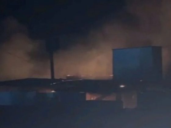 Fumaça e chamas durante a noite no local do incêndio em galpão de café em Manhuaçu, Minas Gerais