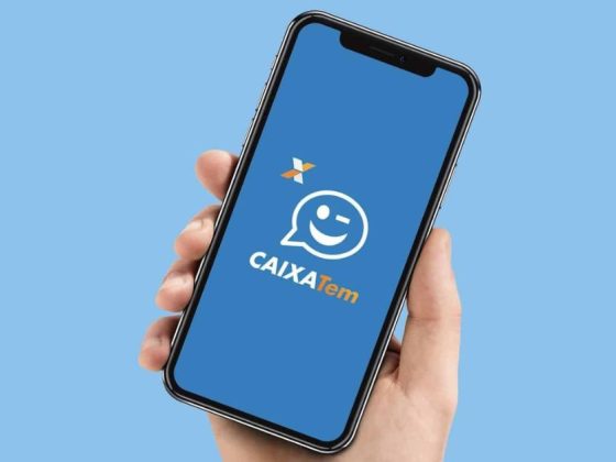 Pessoa segurando celular aberto no app, representando a instabilidade do Caixa Tem.