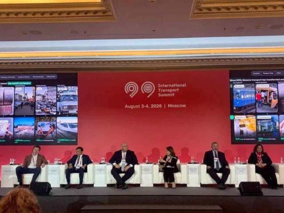 Painel com representantes de Montes Claros no Fórum Internacional de Transportes em Moscou, discutindo mobilidade urbana