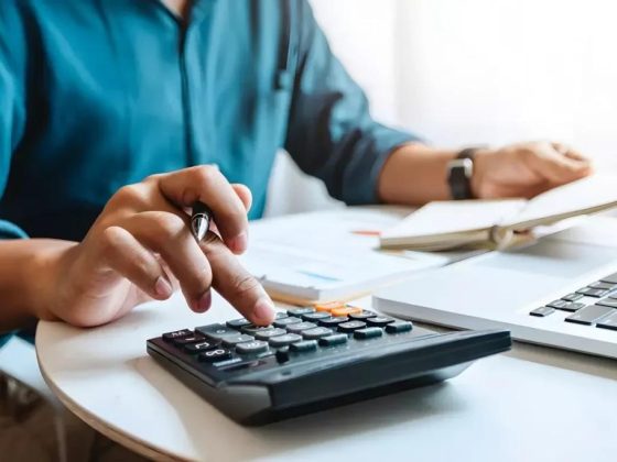 Pessoa calculando novos impostos na Nota Fiscal