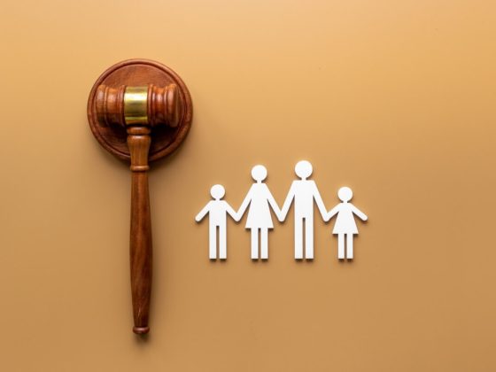 Ilustração representando a necessidade da justiça na pensão alimentícia e guarda dos filhos.
