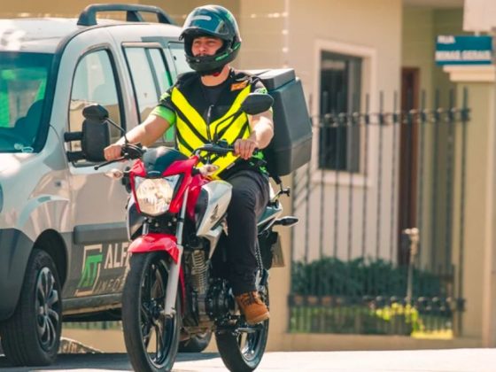 Motoboy realiza entrega de motocicleta em Viçosa durante debate sobre a regulamentação das entregas por motocicleta.