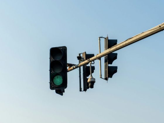 Semáforos inteligentes com IA com câmeras instaladas em cruzamento urbano para monitorar o trânsito.