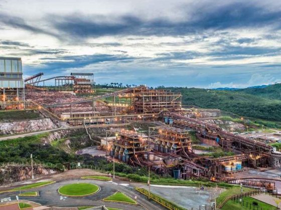 Vista aérea de mineradora em MG com barragem de rejeitos, onde sirenes de barragem em Minas Gerais alertam moradores da região.