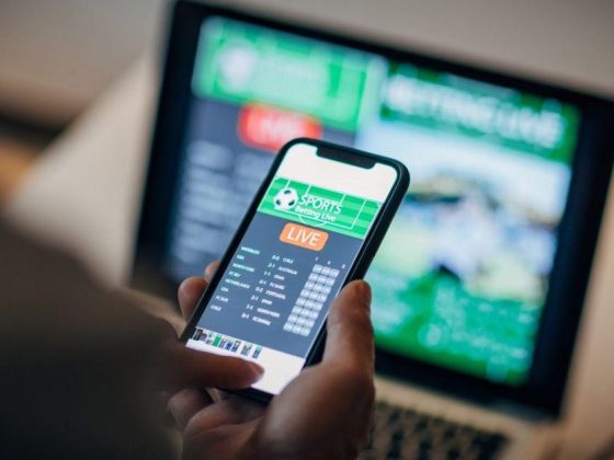 Pessoa acessa app de apostas esportivas no celular, tema do teleatendimento para jogos e apostas do SUS