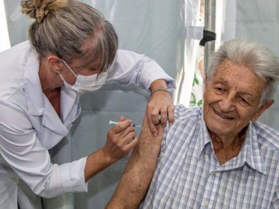 Idoso recebe vacina contra pneumococo em BH em posto de saúde municipal