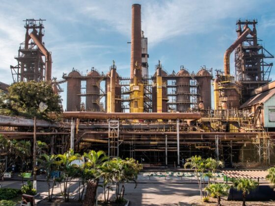 Complexo industrial da Usiminas em Ipatinga, com alto-fornos e estruturas metálicas ao fundo