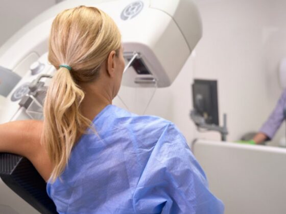 Mulher realizando mamografias gratuitas em equipamento hospitalar durante consulta com profissional de saúde