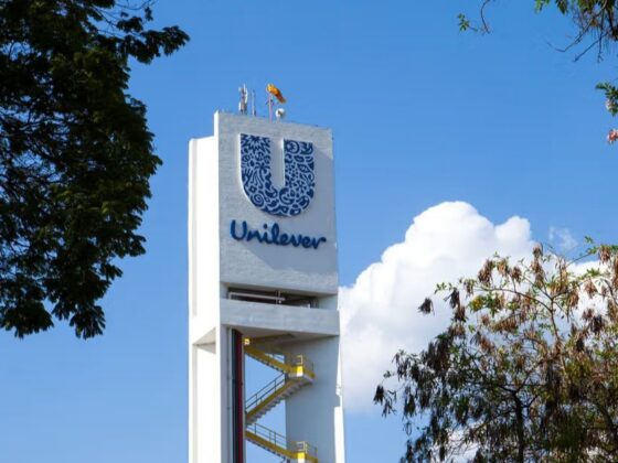Torre com logotipo da Unilever, empresa que teve fabricação suspensa pela Anvisa em Vinhedo (SP).