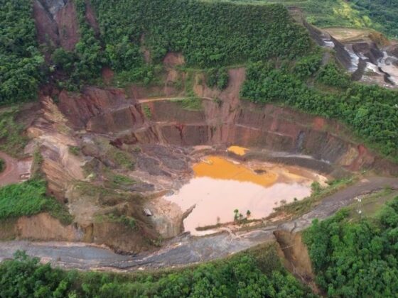 Vista aérea da mina de Viga, em Congonhas (MG), com cratera exposta e acúmulo de água com sedimentos após o extravasamento de janeiro de 2026
