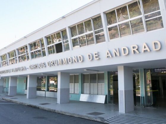 Fachada do aeroporto da Pampulha, em Belo Horizonte, com letreiro Carlos Drummond de Andrade visível