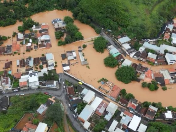 Vista aérea de ruas e casas tomadas pela água em Matias Barbosa durante as enchentes de fevereiro de 2026; moradores têm direito à antecipação de benefícios federais