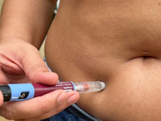 Pessoa aplica canetas emagrecedoras no SUS no abdômen com injetor tipo caneta
