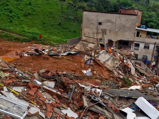 Deslizamento destruiu casas em Juiz de Fora durante os temporais de fevereiro de 2026