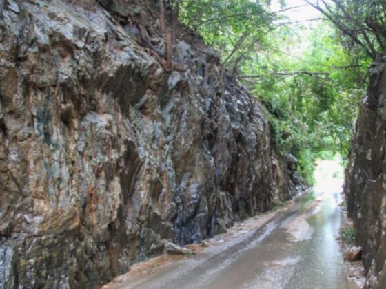 Paredões rochosos e via molhada no Corte de Pedra, em Belo Horizonte, com risco de deslizamento