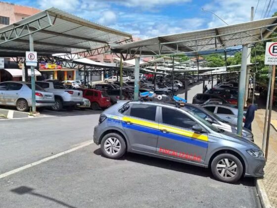 Carro de fiscalização da MCTrans estacionado na Área Azul Digital em Montes Claros