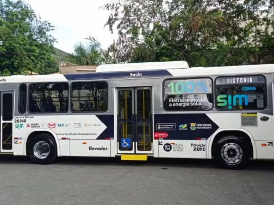 Ônibus elétricos do transporte coletivo de Belo Horizonte estacionado em via pública, com adesivo "Elétrico e movido a energia solar" na lateral