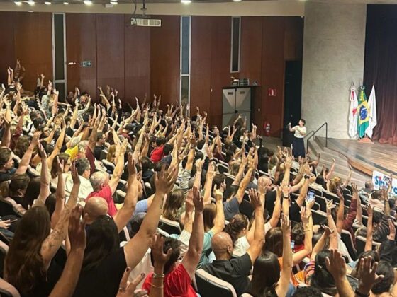 Assembleia dos professores das escolas particulares de BH com mais de 700 docentes votando de mãos levantadas pela suspensão da greve