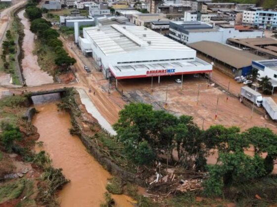 Vista aérea das enchentes em Ubá mostra ruas tomadas pela lama e rio transbordado próximo ao centro comercial da cidade