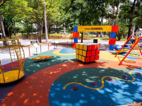 Estruturas coloridas e piso emborrachado do Parque Girassol, modelo para os novos parques multissensoriais de BH