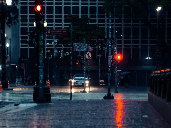 Chuva intensa em avenida de Belo Horizonte com pedestres se protegendo; setembro mais chuvoso de BH desde 1961 acumula mais de 200 mm no mês