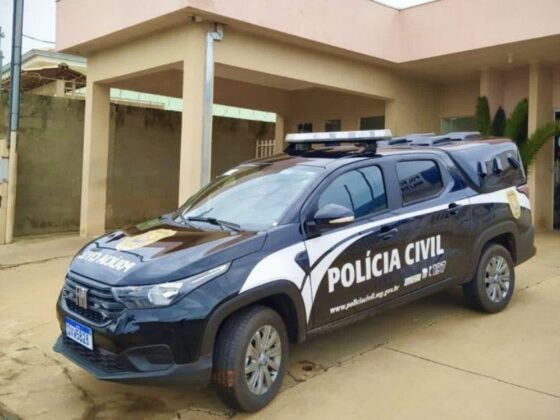 Viatura da Polícia Civil de Minas Gerais estacionada em frente à delegacia durante investigação de rachadinha em Santa Luzia