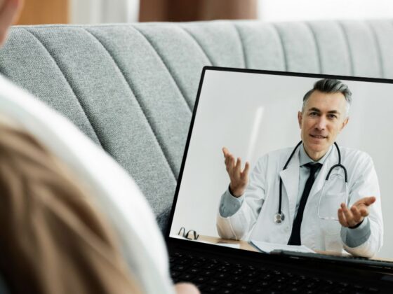 médico falso de IA em videochamada no notebook