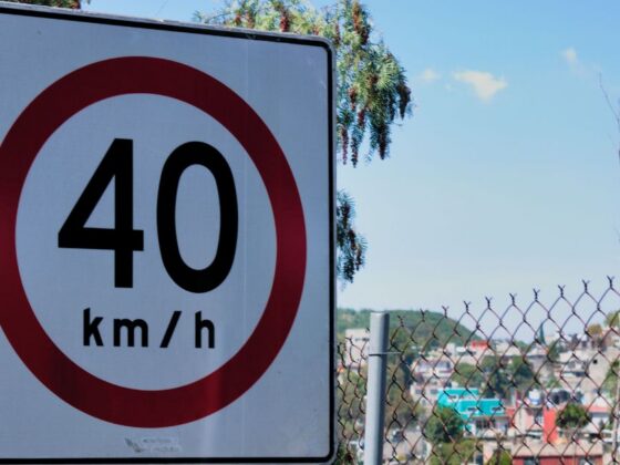 Placa de limite de velocidade em rodovia onde será instalado radar de velocidade média