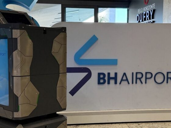 Robô de entrega da TracF Tech no saguão do Aeroporto de Confins, em Minas Gerais