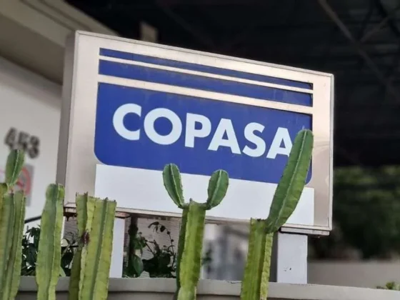 Placa da Copasa em frente a unidade da empresa, com cactos ao redor, em investigação de sabotagem na Copasa