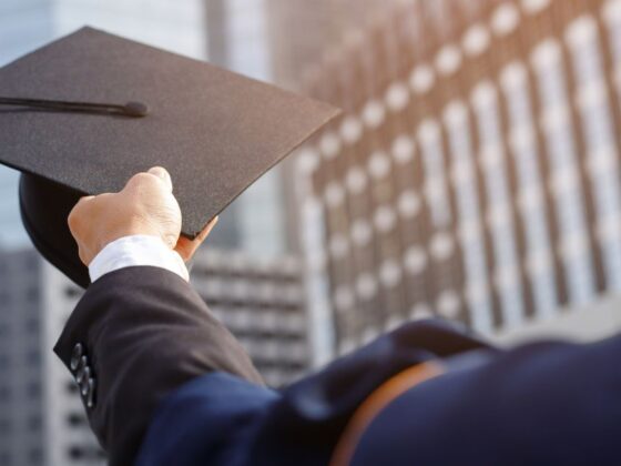 Pessoa se graduando em ensino superior, que está abaixo da média segundo OCDE.