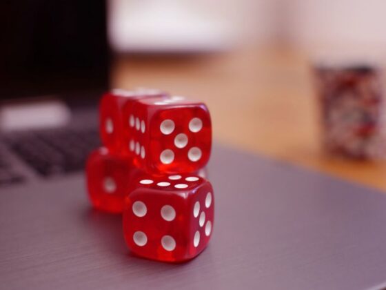 Dados em cima do computador, representando como bets online reduzem atividade econômica do país.