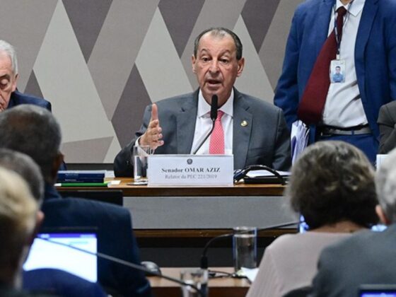 Parlamentares reunidos para discutir o fim da escala 6x1.