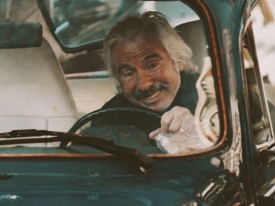 Idoso dirigindo carro vintage, representando a isenção de imposto para idosos.