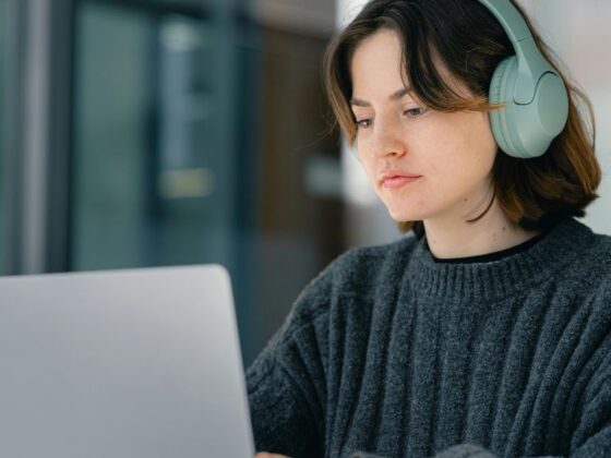Jovem trabalhando no computador, representando a taxa baixa de jovens sem trabalho e fora da escola.