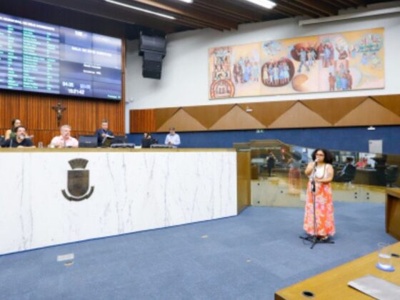 Lei de equidade salarial sendo discutida.