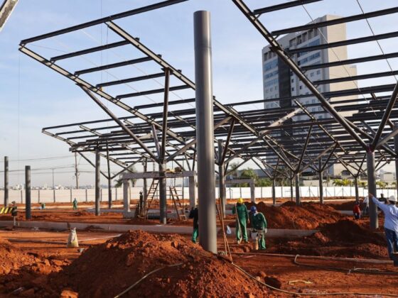 Pessoas trabalhando em obras públicas em Uberlândia.