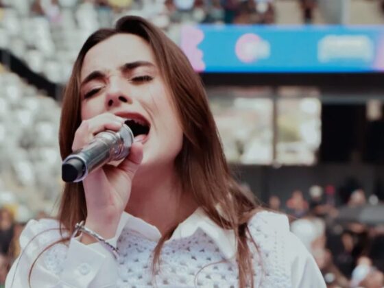 Cantora se apresentando no Ore Comigo Music Festival.