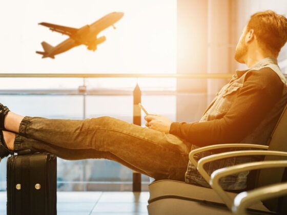 Passageiro observando avião partir, representando o banimento de passageiros indisciplinados.