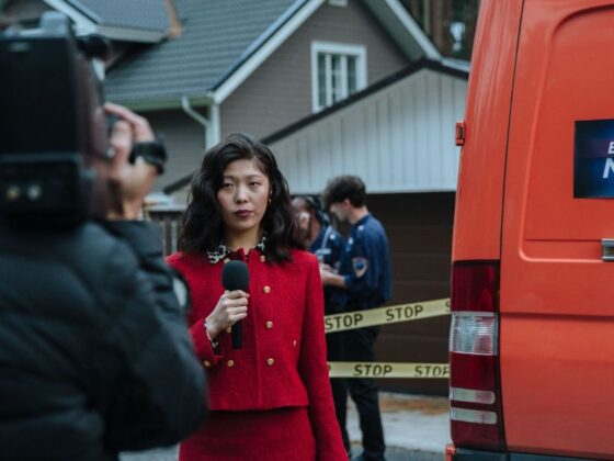 Mulher fazendo reportagem na rua, uma das categorias do Prêmio AMM de Jornalismo.