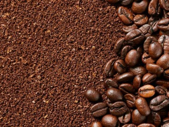 Grãos de café e café em pó, representando a grande produção de café em MG.