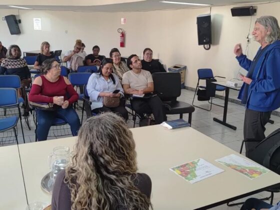Pessoas reunidas para capacitação do Programa Cozinha Solidária.