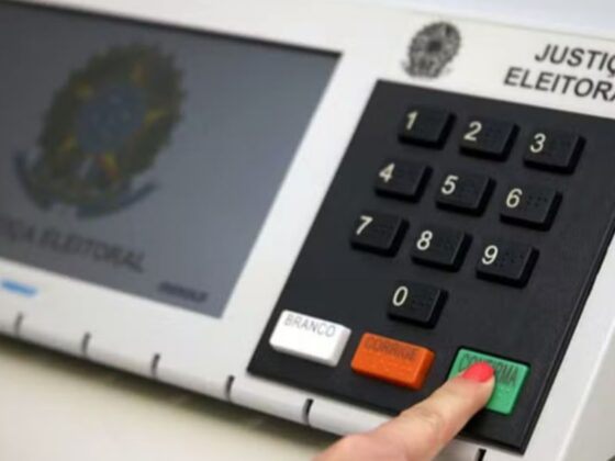 Urna eletrônica, representando a votação com recursos de acessibilidade.
