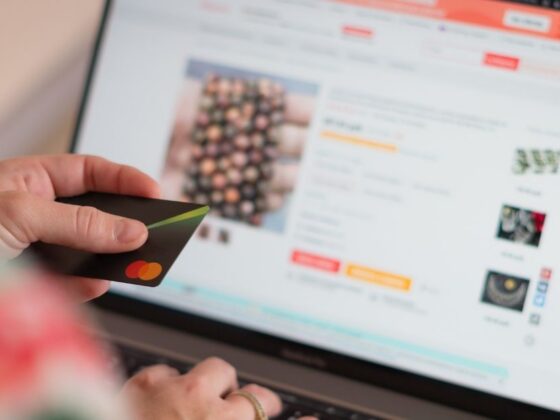 Pessoa comprando internacionalmente online, podendo ser afetada pela 'taxa das blusinhas'.