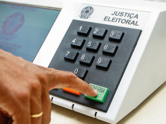 Pessoa votando em urnas em BH, meramente ilustrativo.