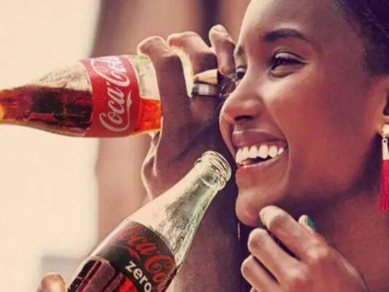 Pessoas bebendo Coca-Cola, representando as vagas temporárias em Minas Gerais através da Coca-Cola Femsa.