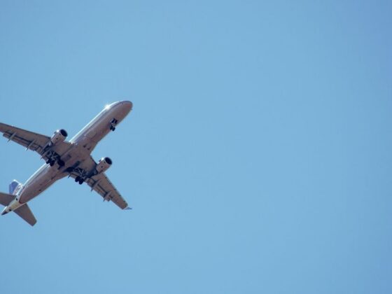 Avião sobrevoando, representando os voos extras em Minas Gerais durante o verão.