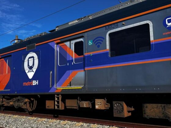 Trem do metrô gratuito em BH na via permanente, com identificação MB28 na lateral do vagão.