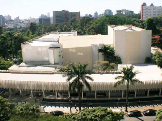 Vista aérea do Palácio das Artes em Belo Horizonte, cercado por vegetação do Parque Municipal, antes da reforma do Palácio das Artes